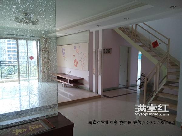 房源详情 此房源证满5年,最多可节省5.5%营业税。 分析点评 海伦堡物业介绍海伦堡是欧筑美学在广州的又一标志性延展,将欧式风情与中国山水完美结合而成的一个公寓式城堡,以一水,两岸,三半岛为中心,整体建筑依水岸呈人性化罗列,依山傍水,绿树成荫,花香鸟语,空气宜人,在这里你不仅是找到一个家,更是找到一个休闲度假的好去处.